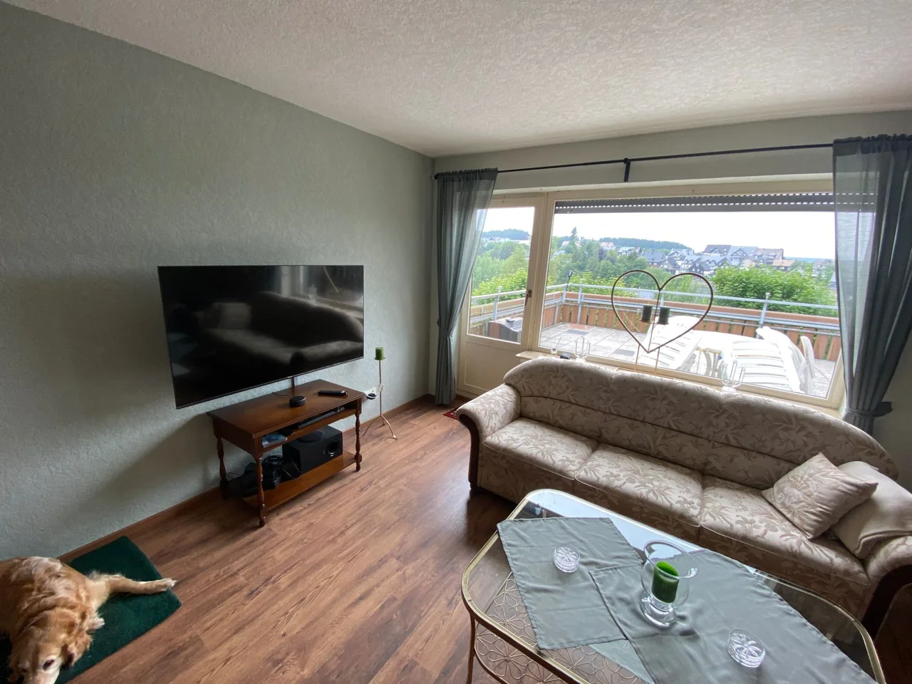Smart-TV und Sofa mit Blick auf die Terrasse